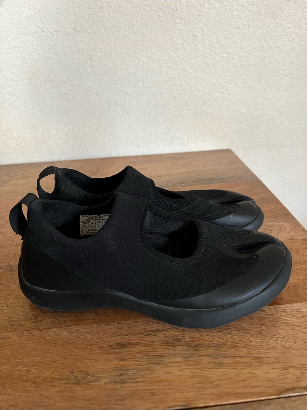 Tabi Split Toe Black Sandal Women Size 6.5